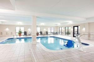 Niles的住宿－Hampton Inn & Suites Niles/Warren, OH，在酒店客房内设有一个带滑梯的大型游泳池