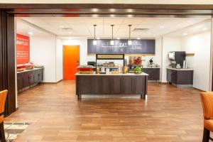 una gran cocina con una isla en una habitación en Hampton Inn & Suites Niles/Warren, OH, en Niles