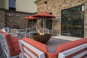 een patio met een vuurplaats en tafels en stoelen bij Hampton Inn Decatur, Mt. Zion, IL in Decatur