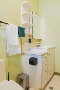 a bathroom with a sink and a toilet and towels at Blue Sky Residence Aruba in Savaneta