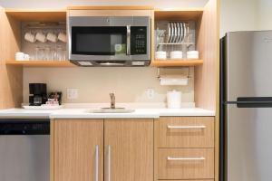 Home2 Suites By Hilton Nokomis的厨房或小厨房