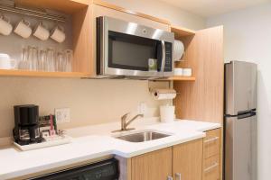 Home2 Suites By Hilton Nokomis的厨房或小厨房