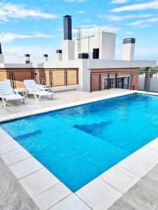 a large blue swimming pool on top of a building at Exclusivo mono para 4 personas in Luque
