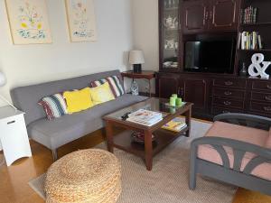 uma sala de estar com um sofá e uma mesa de centro em Vivienda en Combarro em Combarro