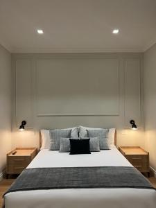 - une chambre avec un grand lit blanc et 2 tables de chevet dans l'établissement Cindy Rooms, à Termoli