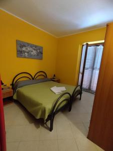 San Benedetto Belbo的住宿－Agriturismo Ca 'd Tistu，黄色间内一间卧室,配有一张床