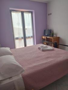 San Benedetto Belbo的住宿－Agriturismo Ca 'd Tistu，一间卧室设有一张大床和一个窗户。