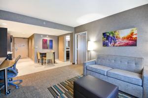 ein Wohnzimmer mit einem Sofa und einem Tisch in der Unterkunft Home2 Suites By Hilton Livermore in Livermore