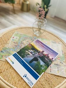 uma mesa com duas brochuras no topo de um mapa em Apartment Boho Living em Bautzen