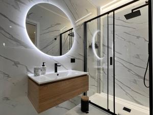 Cindy Rooms في تيرمولي: حمام مع حوض ومرآة