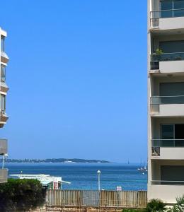 een uitzicht op de oceaan vanuit een appartementencomplex bij Cool Appart sur Croisette Palm Beach in Cannes