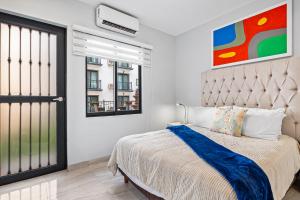 Postel nebo postele na pokoji v ubytování Morgan Residences 603 + 15 fotografií