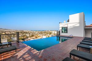 Bazén v ubytování Morgan Residences 603 nebo v jeho okolí