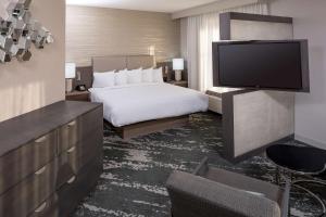 Una habitación de hotel con una cama y un televisor de pantalla plana. en DoubleTree by Hilton Boston Logan Airport Chelsea, en Chelsea 27 fotos más