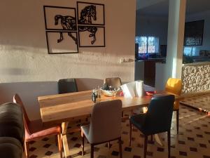 索維拉的住宿－Villa Caroubier，一间带木桌和椅子的用餐室