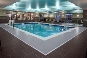 uma grande piscina num quarto de hotel em Hampton Inn & Suites Syracuse North Airport Area em North Syracuse