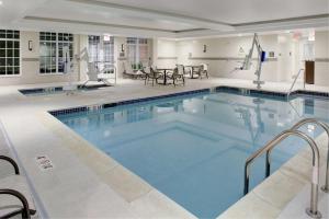 duży basen w pokoju hotelowym w obiekcie Hampton Inn & Suites Manchester, Vt w mieście Manchester