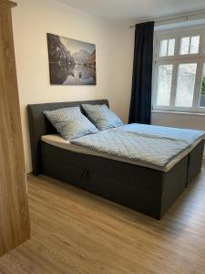 ein großes Bett in einem Schlafzimmer mit Fenster in der Unterkunft Ferienwohnung "An der Querne" Querfurt in Querfurt