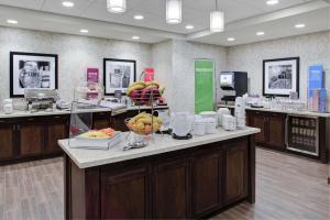 een lobby met een bar met fruitschalen erop bij Hampton Inn & Suites Manchester, Vt in Manchester