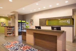 牛津Home2 Suites By Hilton Oxford的一个带家庭柜台的商店的大堂 更多18张照片