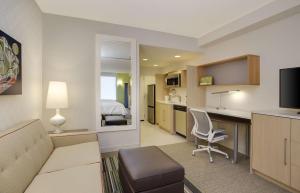 Home2 Suites By Hilton Oxford的电视和/或娱乐中心