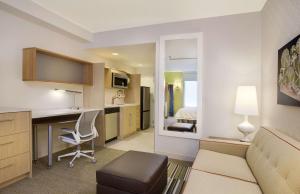 Home2 Suites By Hilton Oxford的厨房或小厨房