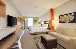 Home2 Suites By Hilton Oxford的电视和/或娱乐中心