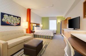 Home2 Suites By Hilton Oxford的电视和/或娱乐中心