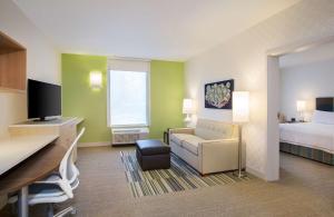Home2 Suites By Hilton Oxford的电视和/或娱乐中心