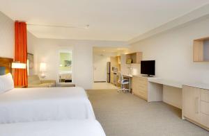 Habitación de hotel con cama grande y escritorio. en Home2 Suites By Hilton Oxford, en Oxford