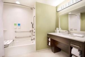 Home2 Suites By Hilton Oxford的一间浴室