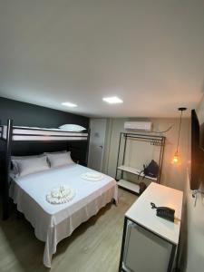 Aiezza Hotel في باركارينا: غرفة نوم بسرير ابيض ومرآة