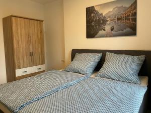 a bedroom with a bed and a painting on the wall at Ferienwohnung "An der Querne" Querfurt in Querfurt