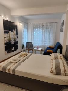 1 cama blanca grande en un dormitorio con 1 habitación en Nemira beach apartments, en Omiš