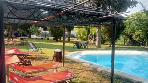 een groep stoelen en een zwembad bij Villa con Piscina in Umbria in Foligno