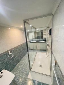 a bathroom with a shower and a sink at Precioso apartamento reformado 2HAB in Elanchove +7 photos