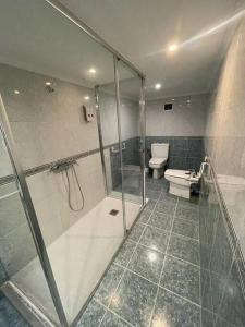 a bathroom with a glass shower and a toilet at Precioso apartamento reformado 2HAB in Elanchove