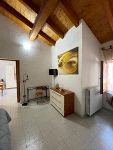 una sala de estar con escritorio y una pintura en la pared en Appartamento tranquillo a due passi dal centro, en Vigevano