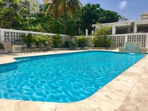 聖胡安的住宿－Oceana Trendy Ocean View Condo Hotel in Condado，一座蓝色海水的大型游泳池