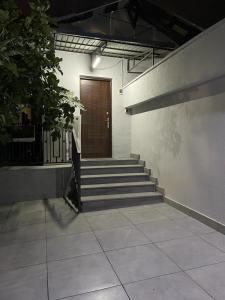 korytarz ze schodami i drewnianymi drzwiami w obiekcie SM Apartment w Erywaniu
