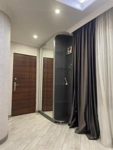 Habitación con armario con cortina y espejo. en SM Apartment, en Ereván