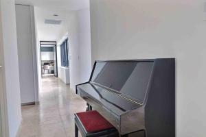 un soggiorno con pianoforte e TV a schermo piatto di Sous le « Figuier » a Cornillon-Confoux