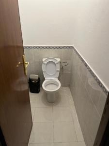 ein kleines Bad mit WC in einer Kabine in der Unterkunft Appartement saidia 2 chambres in Saidia 