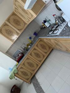 mit Blick auf eine Küche mit Holzschränken in der Unterkunft Appartement saidia 2 chambres in Saidia 