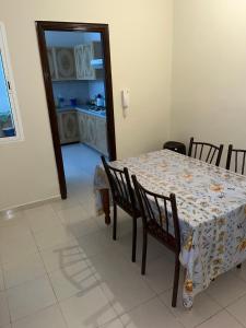 ein Esszimmer mit einem Tisch und Stühlen sowie eine Küche in der Unterkunft Appartement saidia 2 chambres in Saidia 