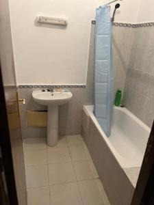ein Badezimmer mit einem Waschbecken, einem WC und einer Badewanne in der Unterkunft Appartement saidia 2 chambres in Saidia 