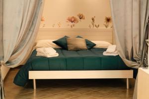 1 dormitorio con cama verde y cortinas en Casa Vico Primo, en Rionero in Vulture