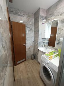 een badkamer met een wasmachine en een wastafel bij Apartment Nepe in Dubrovnik +34 foto's
