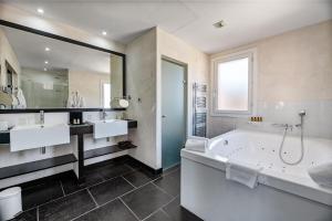 Baðherbergi á Hotel POZZO DI BORGO