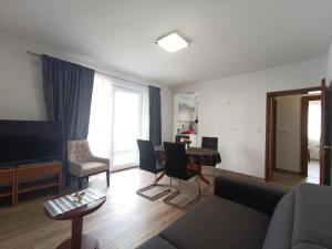 een woonkamer met een bank en een tafel bij Apartment Nepe in Dubrovnik